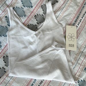 Aura NWT solid white ribbed bodysuit